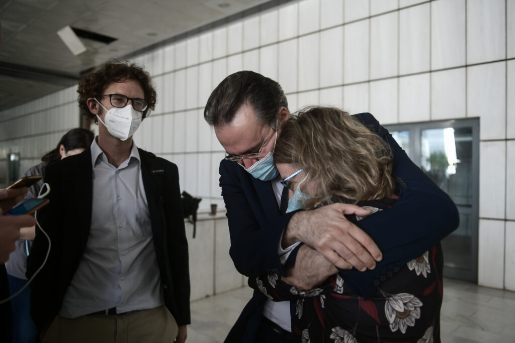 Δίκη Χρυσής Αυγής: Δάκρυα και λυγμοί ανακούφισης από τη Μάγδα Φύσσα (Photos) - Media