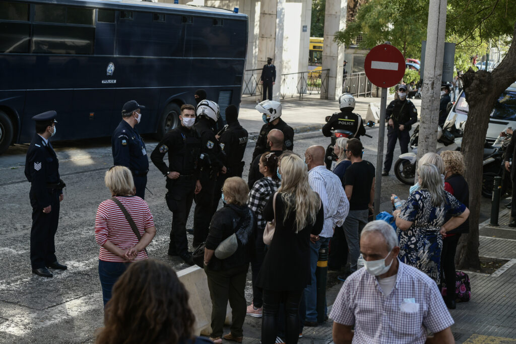 Προβληματισμός με τον αστυνομικό με σύνθημα της Χρυσής Αυγής στο κράνος του (Photo) - Media