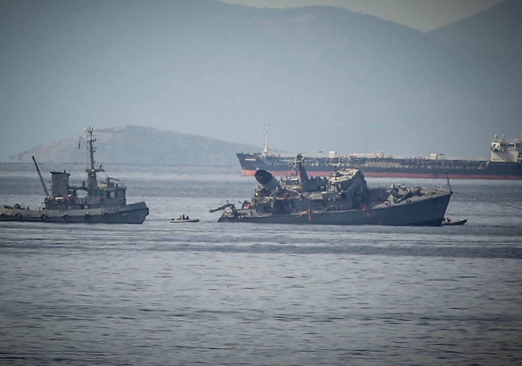 Πειραιάς: Ρυμουλκείται με κλίση το «Καλλιστώ» του Πολεμικού Ναυτικού – Το εμβόλισε εμπορικό (Photos) - Media