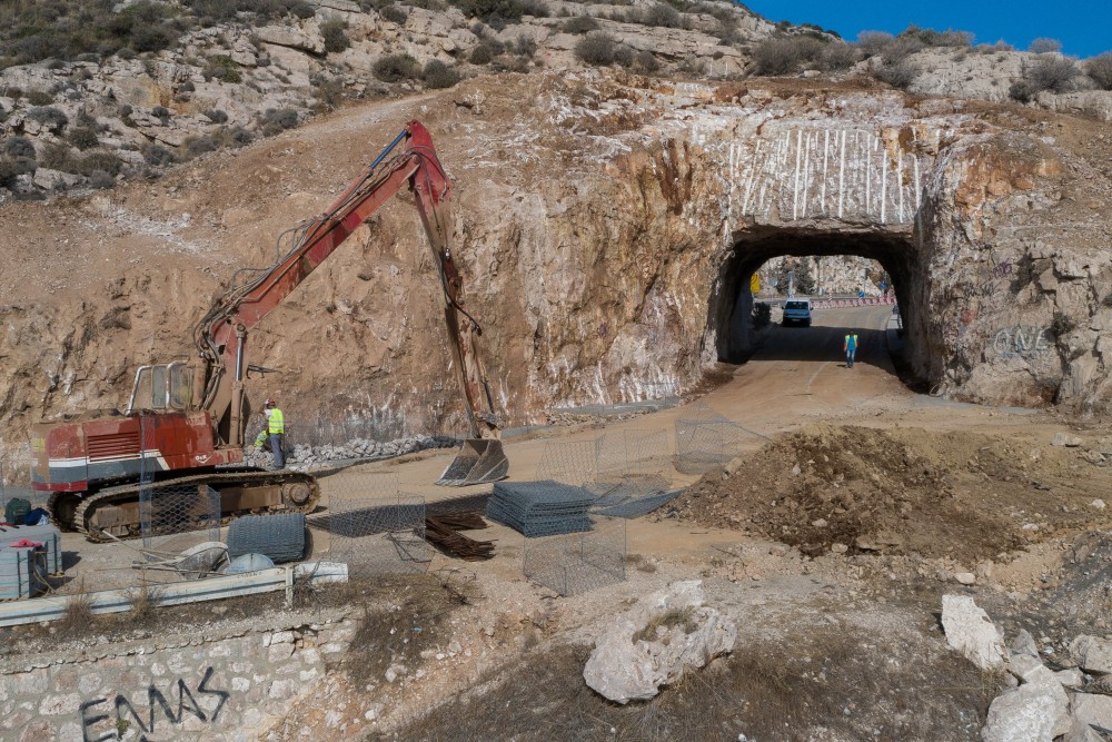 Τρύπες του Καραμανλή: Έτσι εξελίσσονται τα έργα στήριξης – Από τη μία σήραγγα η κυκλοφορία (Photos) - Media