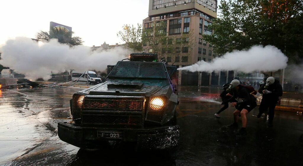 Xιλή: 40.000 αστυνομικοί απέναντι σε διαδηλωτές στην επέτειο ενός χρόνου από το ξέσπασμα ταραχών (Videos) - Media