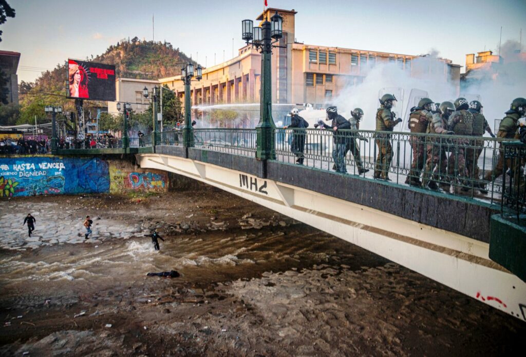 Χιλή: Σοκαριστικό βίντεο με αστυνομικό να ρίχνει 16χρονο διαδηλωτή από γέφυρα - Διώκεται για απόπειρα ανθρωποκτονίας (Videos/Photos) - Media