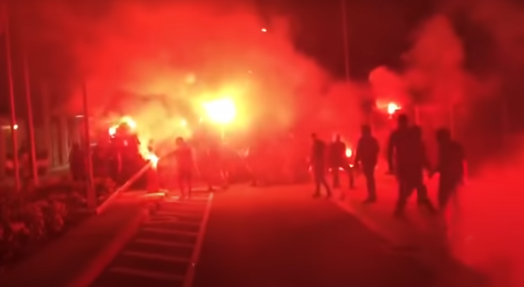 Kύπρος-Δερύνεια: Κουκουλοφόροι διαδηλωτές έσπασαν το οδόφραγμα (Video) - Media