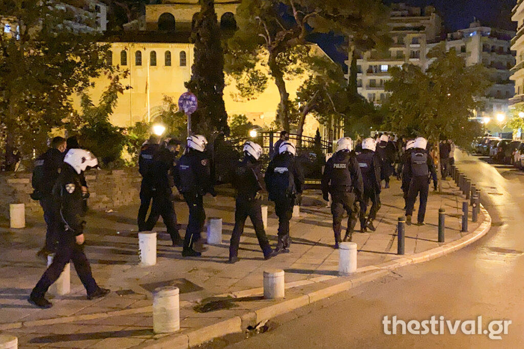 Θεσσαλονίκη: Αστυνομικοί της ΔΙΑΣ διέλυσαν συγκέντρωση νέων σε πολυσύχναστο σημείο του κέντρου (Video) - Media