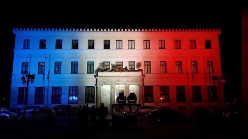 Στα χρώματα της Γαλλίας φωτίστηκε το δημαρχείο της Αθήνας - Media