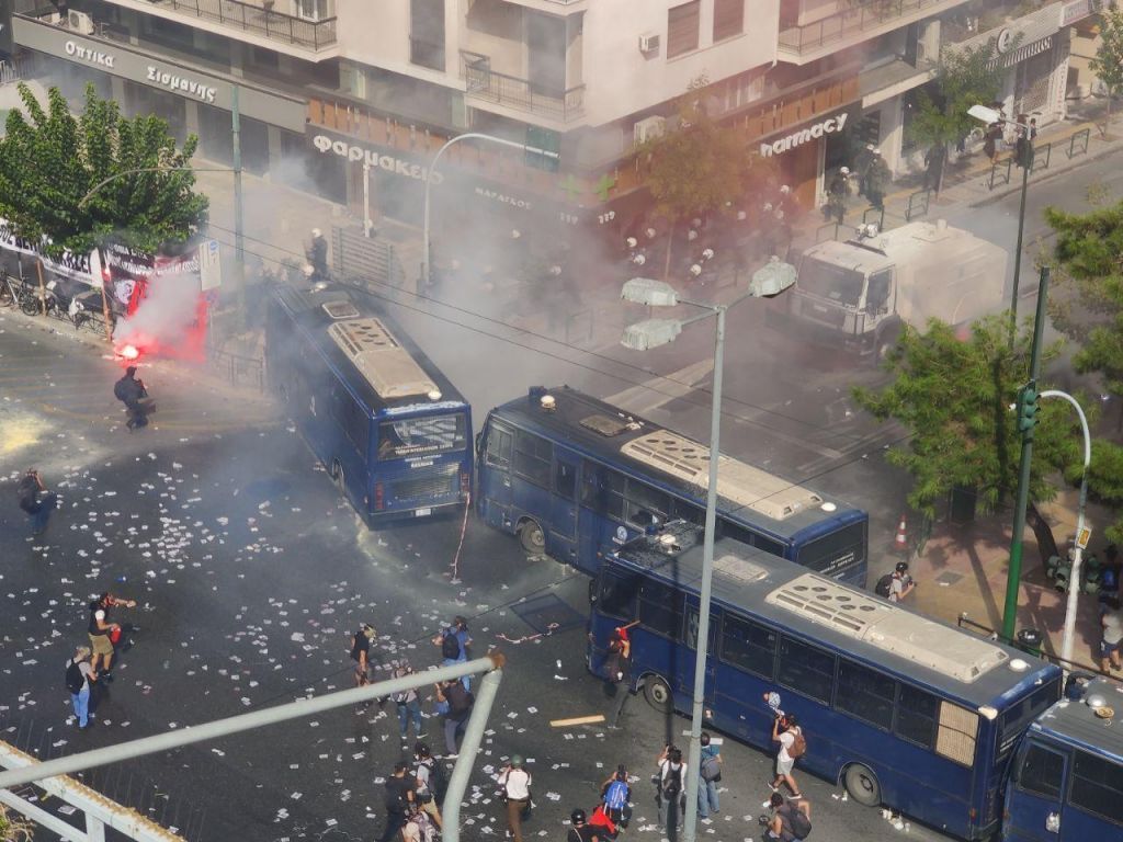 Εφετείο: Επεισόδια με μολότοφ και χημικά διέλυσαν την μεγαλειώδη συγκέντρωση - Νερό υπό πίεση κατά διαδηλωτών (Videos)  - Media