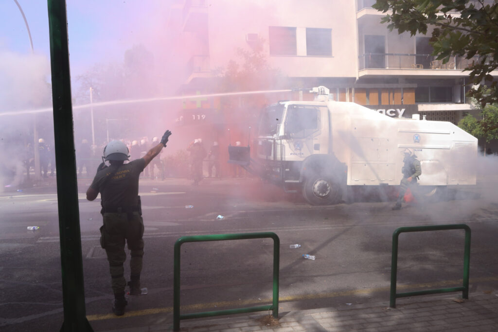 Εφετείο: «Υπερβάλλων ζήλος» των ΜΑΤ - Κινδύνεψαν διαδηλωτές από τα χημικά και τις ρίψεις νερού του «Αίαντα» - Media