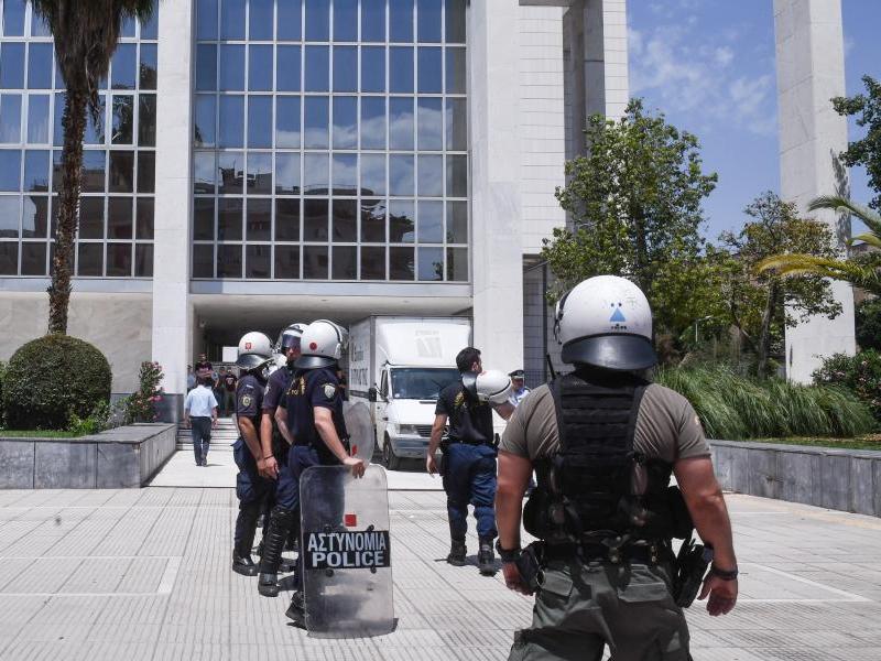 Θετικός στον κορωνοϊό αστυνομικός που συμμετείχε στα μέτρα για την δίκη της Χρυσής Αυγής - Media