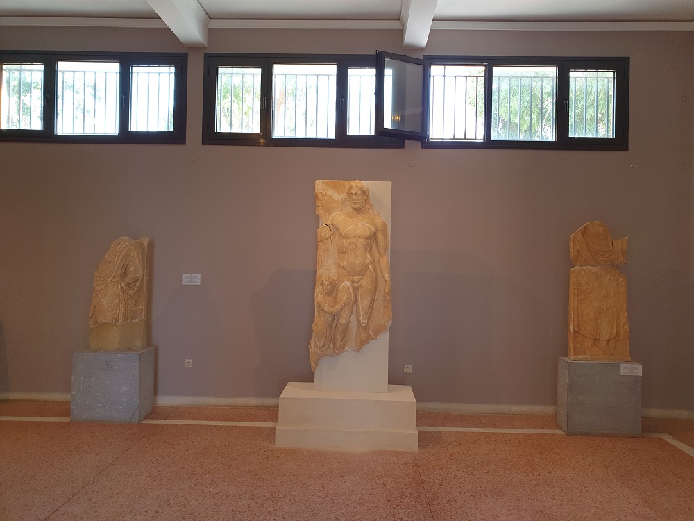 Αρχαιολογικό Μουσείο Τήνου: Η επιτύμβια στήλη από την ανασκαφή στο Ξώμπουργκο (Photos) - Media
