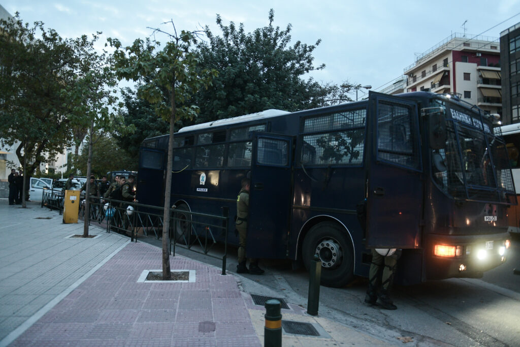Εφετείο-Δίκη Χρυσής Αυγής: Κλούβες, ελικόπτερο, drone και... Αίαντας απέναντι στους διαδηλωτές (Photos) - Media