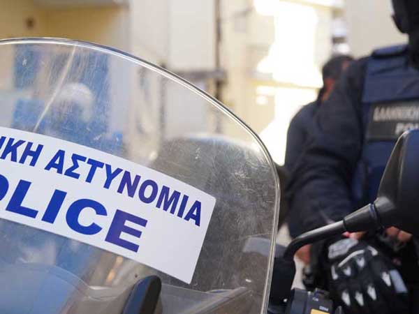 Βόλος: Κλείδωσε έξω απ΄το καφενείο του, αστυνομικούς που πήγαν για έλεγχο! - Media