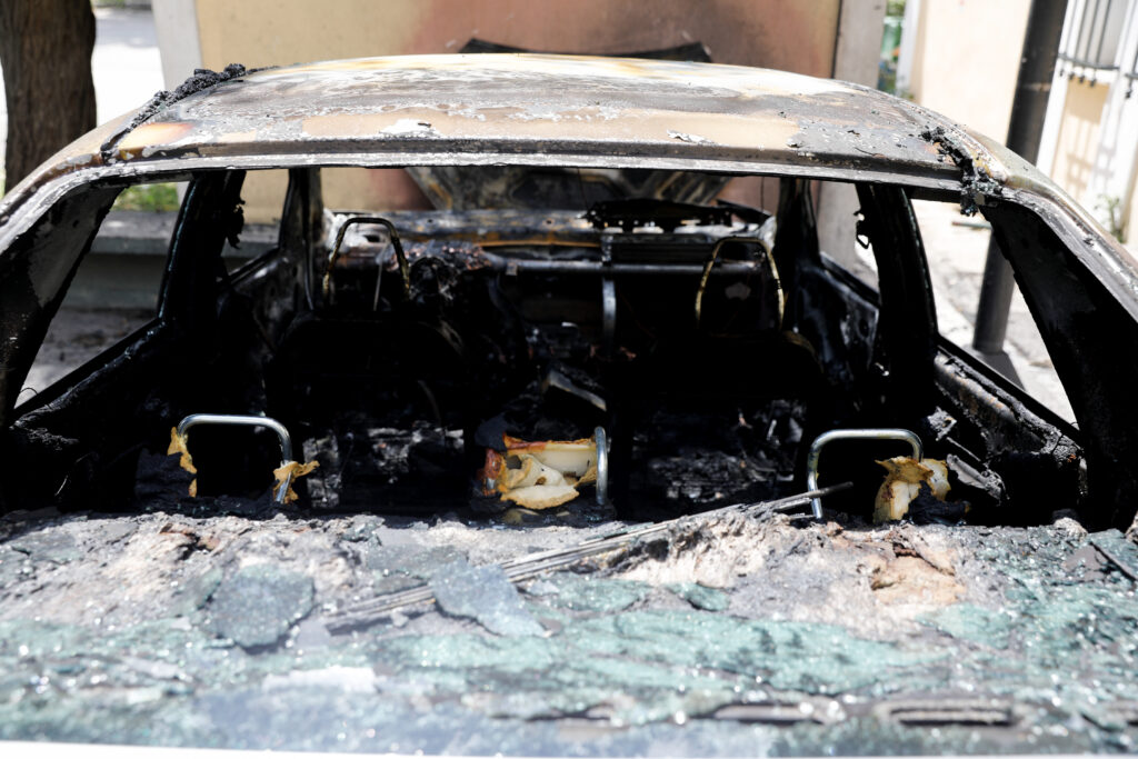 Μπαράζ εμπρησμών 4 οχημάτων και 3 μηχανών σε Πέραμα και Καλλιθέα - Media