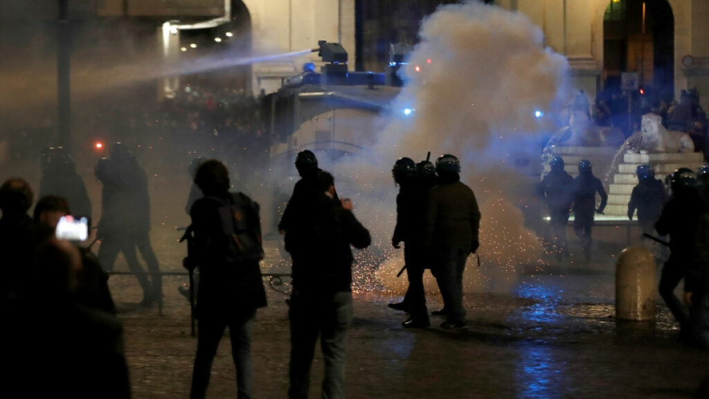 Επεισόδια στη Ρώμη από νεοφασίστες αρνητές της μάσκας και των μέτρων για τον ιό (Photo) - Media