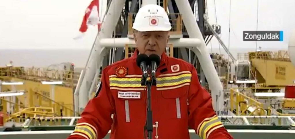 «Σόου» Ερντογάν από το γεωτρύπανο Φατίχ: Αν η ΕΕ δεν υιοθετήσει «δίκαιη στάση» απέναντί μας, θα σημάνει το τέλος της - Media