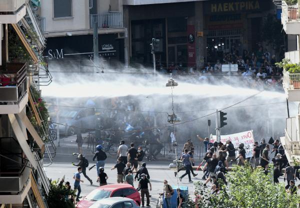 Επιμένει παρά τα ντοκουμέντα ο Μ. Χρυσοχοΐδης: «Έξω από το Εφετείο έπεσαν 150 μετρημένες μολότοφ» - Media