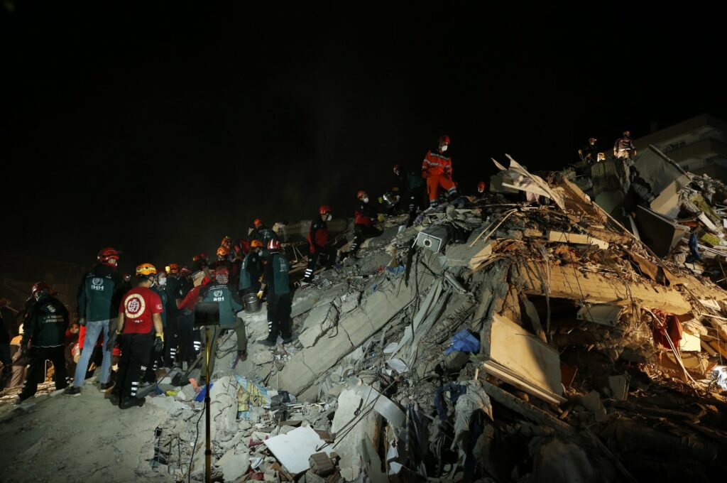 Σεισμός-Τουρκία: Τουλάχιστον 25 νεκροί, περισσότεροι από 800 τραυματίες – Ψάχνουν επιζώντες στα χαλάσματα στη Σμύρνη - Media