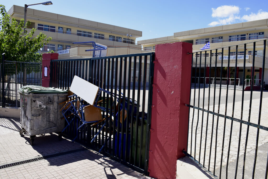 Κατάληψη από γονείς σε σχολείο της Κρήτης - Media