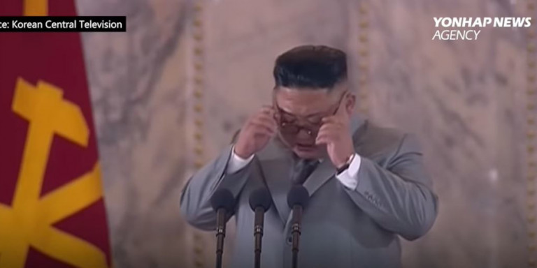 Βόρεια Κορέα: Ο Κιμ Γιονγκ Ουν ξεσπά σε δάκρυα, ζητά συγνώμη από τους Βορειοκορεάτες - Media
