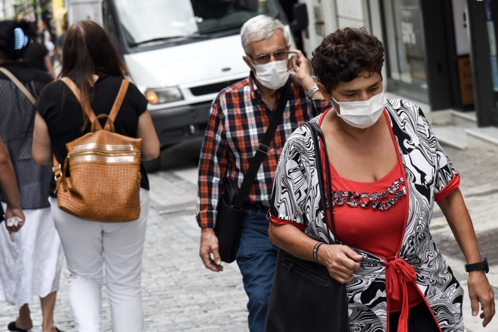 Δημοσκόπηση: Δυσαρεστημένος ένας στους δύο Έλληνες με την διαχείριση της πανδημίας - Media