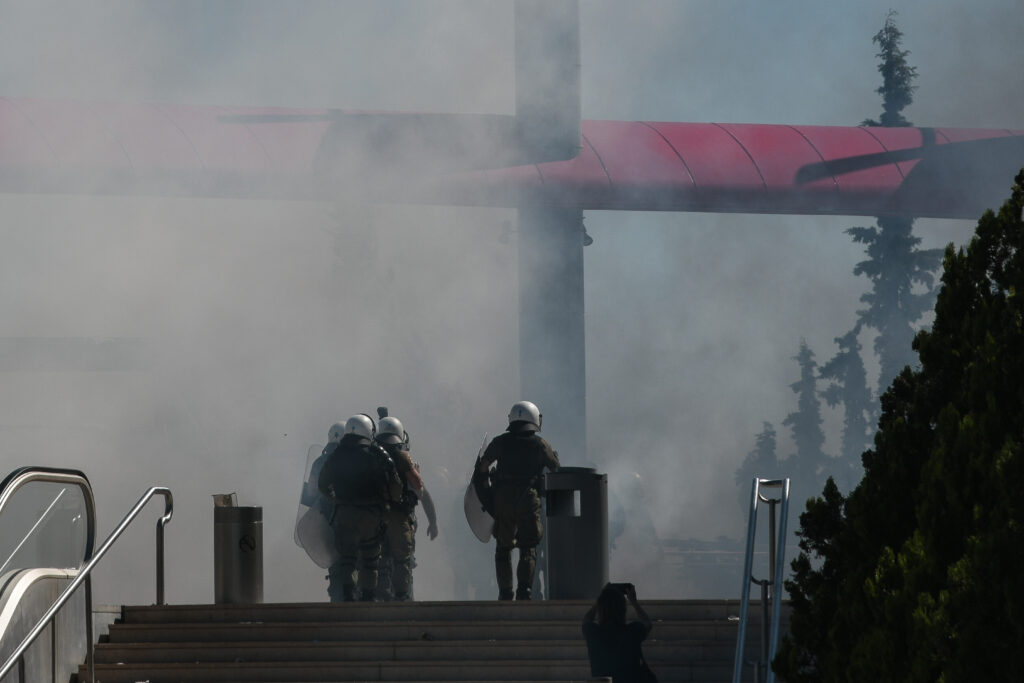 Υπουργείο Παιδείας: Προκλητικά τα ΜΑΤ πέταξαν χημικά στο Mall, μαθητές κινδύνεψαν με ποδοπάτημα (Photos) - Media