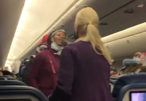 Γυναίκα επιβάτης χτύπησε αεροσυνοδό στο πρόσωπο επειδή της είπε να φορέσει μάσκα στο αεροπλάνο (Video)  - Media