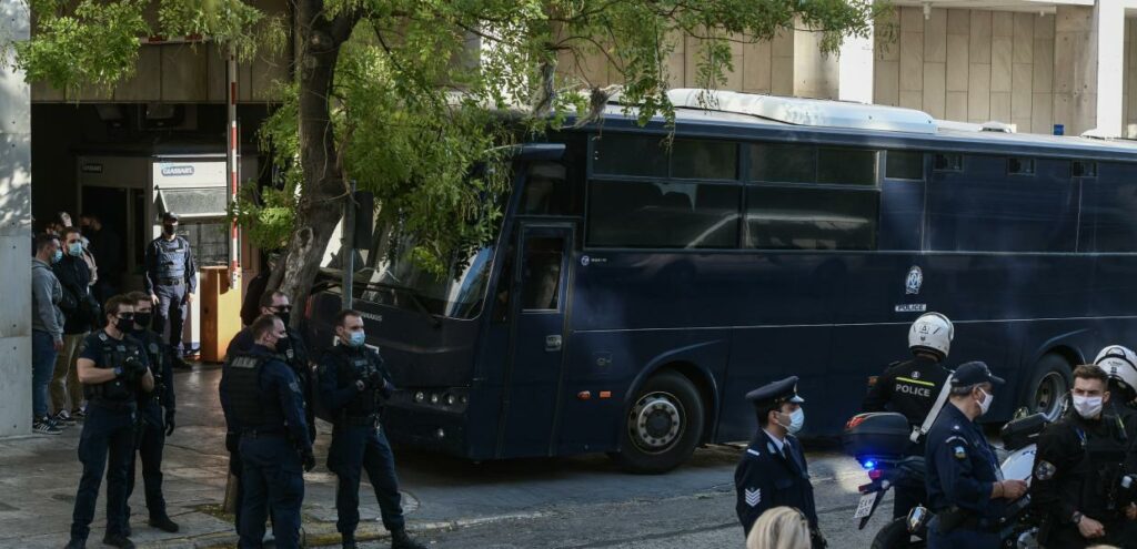 Χρυσαυγίτης έπαθε κρίση πανικού και χτυπιόταν μέσα στην κλούβα - Media