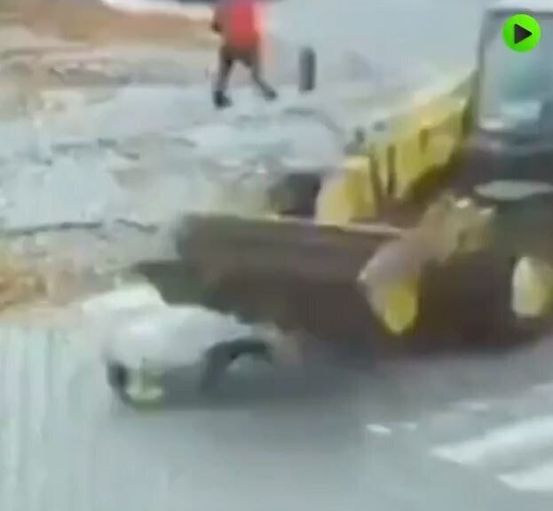 Απίστευτο βίντεο: Την πάτησε μπουλντόζα και δεν έπαθε τίποτα! - Media