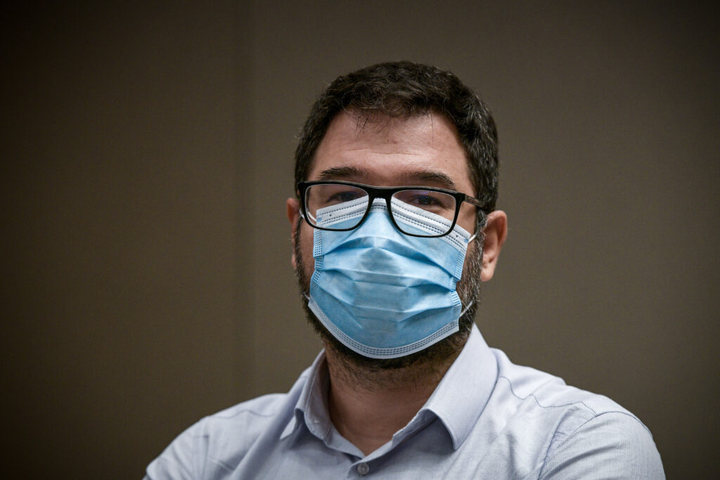 Ηλιόπουλος: «Η ΝΔ γνωρίζει καλά τους αρνητές της μάσκας, δεν είναι οι μαθητές» - Media