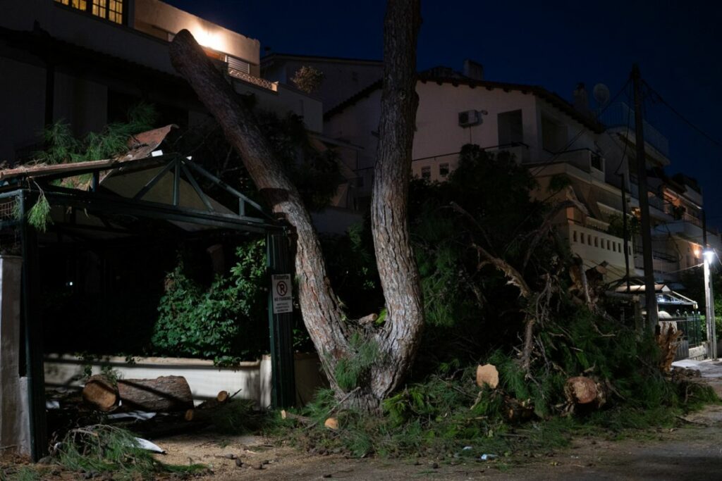 Εικόνες σοκ από τον ανεμοστρόβιλο στο... Νέο Ηράκλειο - Σε κατάσταση έκτακτης ανάγκης ο Δήμος (Photos/Video) - Media
