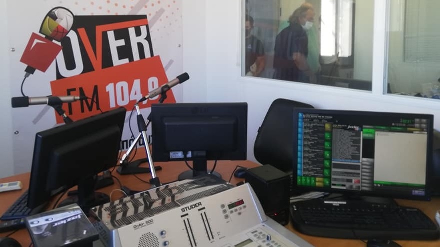 Overfm 104,9 : To αθλητικό συνεταιριστικό ραδιόφωνο των δημοσιογράφων - Media