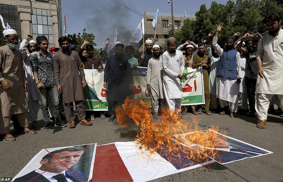 «Καίνε» τον Μακρόν σε όλο τον μουσουλμανικό κόσμο - Διαδηλώσεις οργής (Photos) - Media
