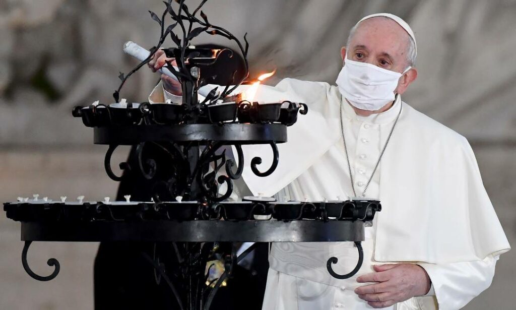 Βατικανό: Ο Πάπας Φραγκίσκος έβαλε για πρώτη φορά μάσκα σε δημόσια λειτουργία με άλλους θρησκευτικούς ηγέτες (Photos) - Media