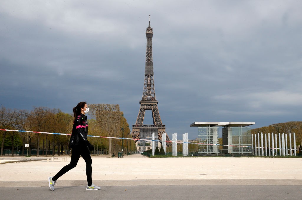 Έρημοι οι δρόμοι στο Παρίσι το Σαββατόβραδο εξαιτίας της απαγόρευσης της κυκλοφορίας - Media