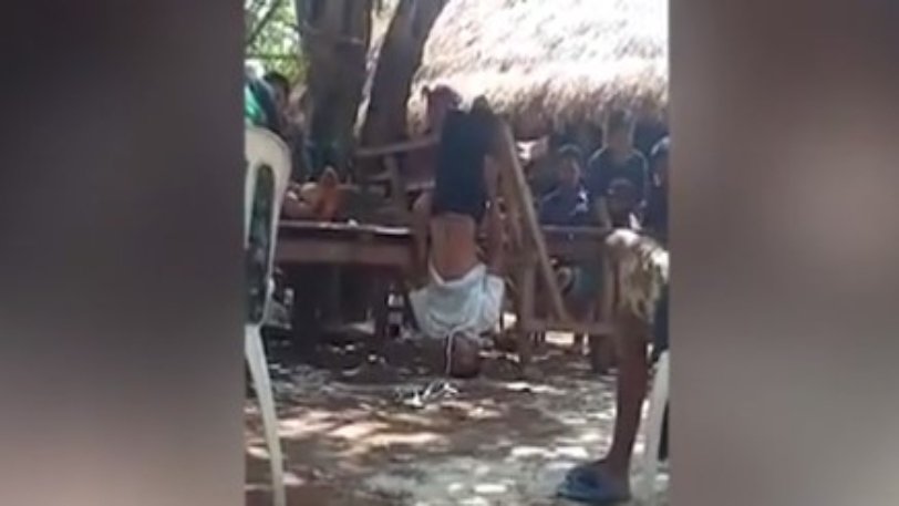 Γονείς κρέμασαν ανάποδα το αγόρι της κόρης τους επειδή δεν τους άρεσε – Τον χτυπούσαν για μισή ώρα (Video) - Media