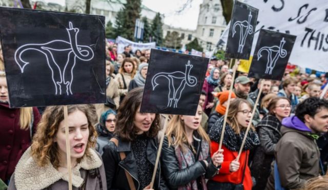 ΚΝΕ: Καταδικάζει ως απαράδεκτη την απόφαση του Συνταγματικού Δικαστηρίου της Πολωνίας για τις αμβλώσεις - Media
