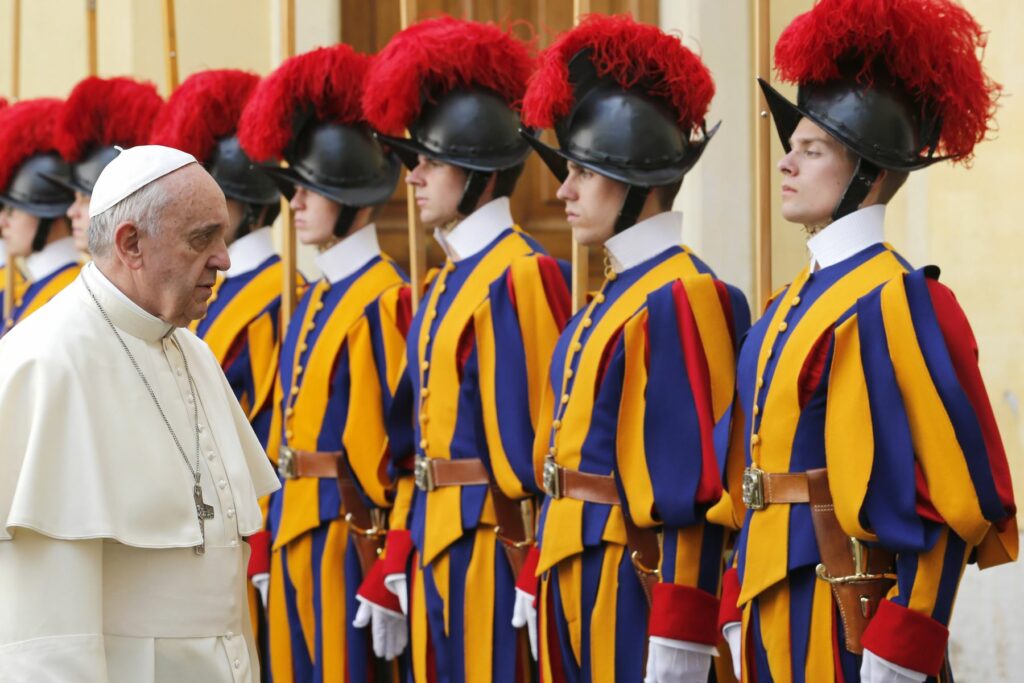 Θρίλερ στο Βατικανό: Με κορωνοϊό τέσσερα μέλη της Ελβετικής Φρουράς - Ανησυχία για τον Πάπα - Media