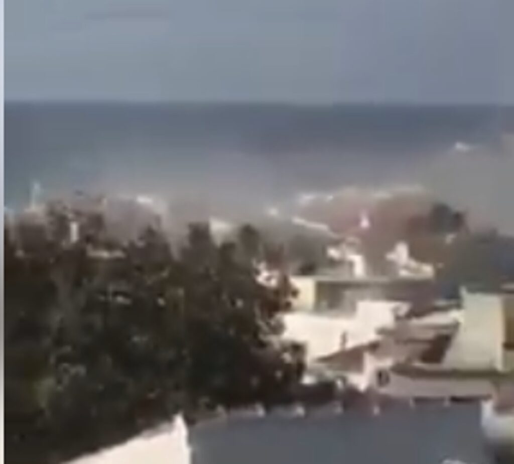 Σεισμός στη Σάμο: Η στιγμή που σηκώνεται σύννεφο σκόνης από τα 6,7 Ρίχτερ (Video) - Media