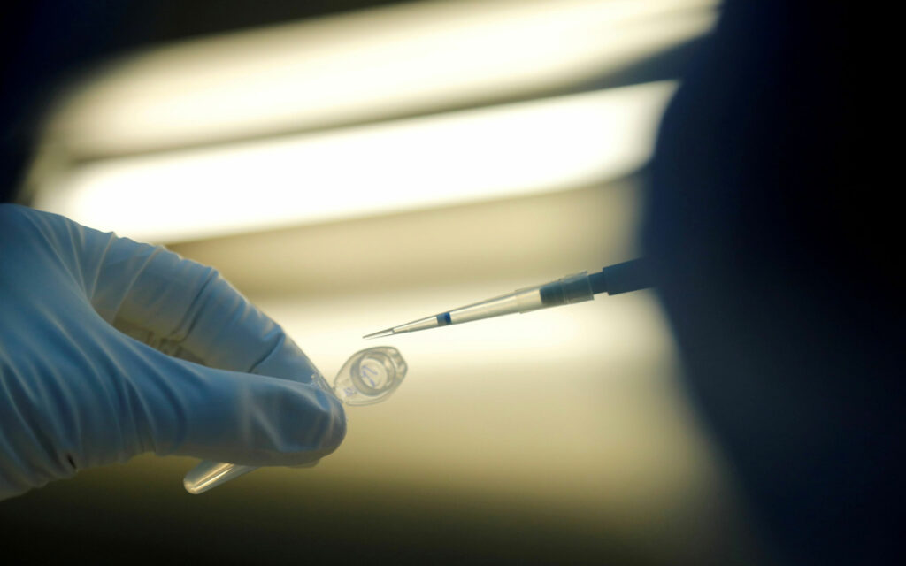 Η Ρωσία εξάγει το εμβόλιο για τον κορωνοϊό: Αρχίζουν κλινικές δοκιμές και στα ΗΑΕ - Media