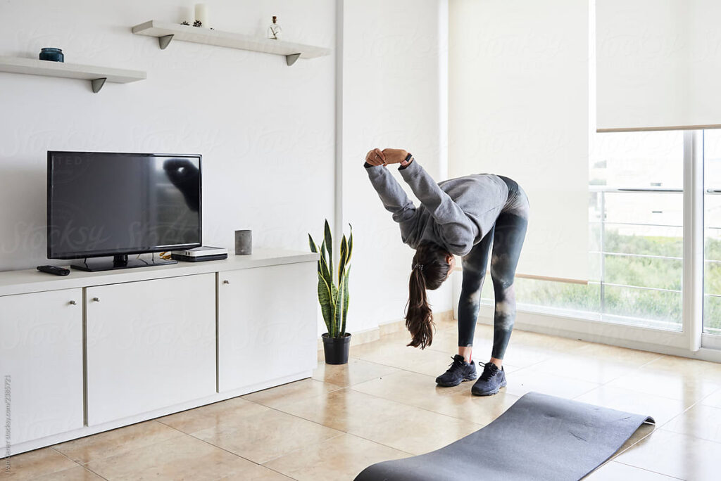 Stretching στο σπίτι μόνο με μια πετσέτα (Video) - Media