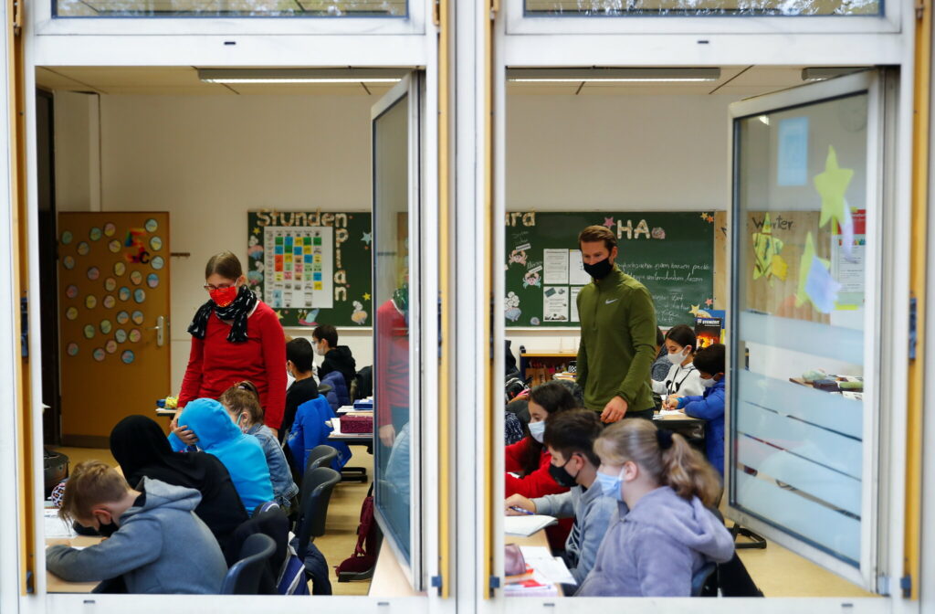 Κορωνοϊός: Γιατί η Ευρώπη ανέτρεψε πλήρως τη στάση της και στο δεύτερο κύμα κρατά ανοιχτά τα σχολεία;  - Media