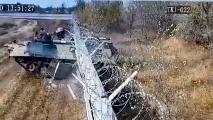 Ρωσία: Μεθυσμένοι στρατιώτες «έπιασαν» ταχύτητα 90χλμ/ώρα με τανκ και γκρέμισαν φράχτη αεροδρομίου (Video/Photos) - Media
