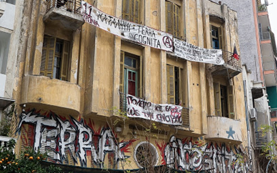 Μολότοφ εναντίον διμοιρίας των ΜΑΤ στην περιοχή της εκκενωθείσας κατάληψης Terra Incognita - Media