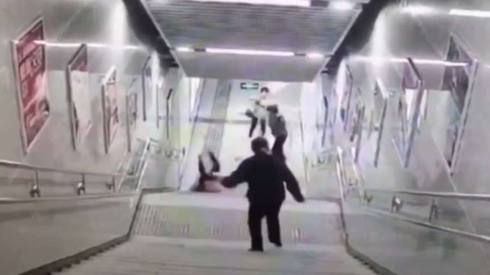 Έστελνε μηνύματα από το κινητό της ενώ κατέβαινε τις σκάλες του μετρό – Παραπάτησε και έφαγε επική τούμπα (Video)  - Media