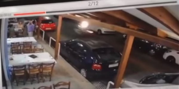 Ανατριχιαστικό τροχαίο: Μηχανή παρασύρει σερβιτόρο (Video) - Media