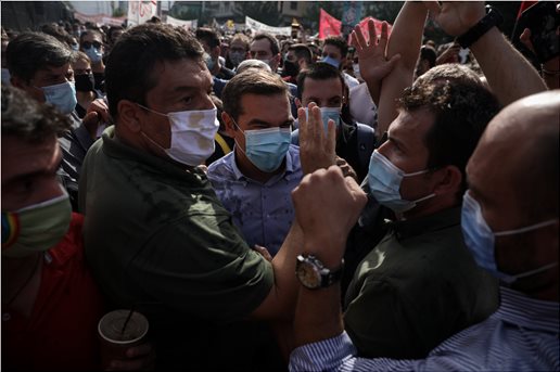 Εφετείο: Διαδηλωτές προπηλάκισαν και έριξαν νερό στον Αλέξη Τσίπρα (Photos) - Media