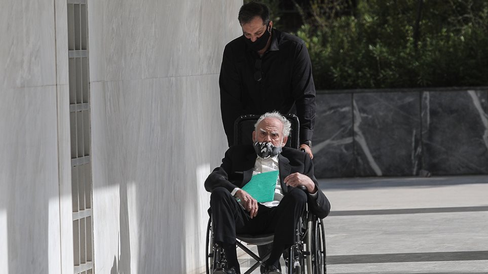 Με αναπηρικό καροτσάκι πήγε ο Άκης Τσοχατζόπουλος στον Άρειο Πάγο  - Media