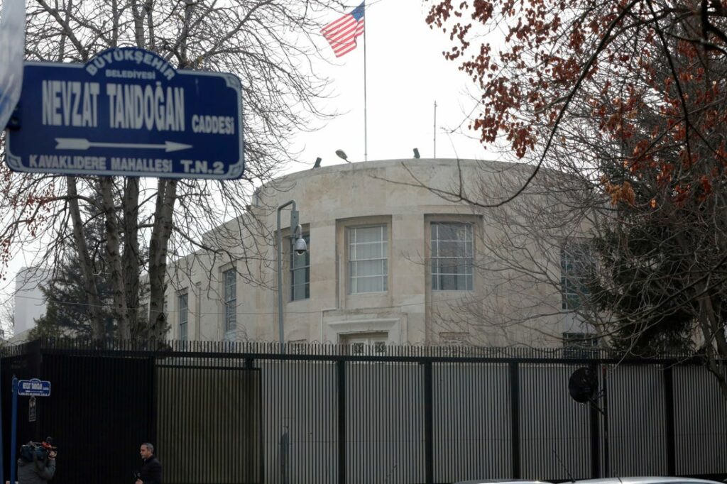 Στο ναδίρ οι σχέσεις ΗΠΑ-Τουρκίας: Αναστολή υπηρεσιών βίζα στην πρεσβεία στην Άγκυρα, λόγω ανησυχίας για τρομοκράτες - Media