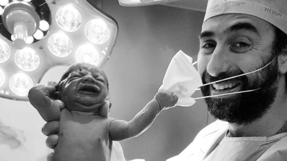 Τοκετοί στην εποχή του κορωνοϊού-Η φωτογραφία του 2020: Νεογέννητο τραβά τη μάσκα του γιατρού - Media