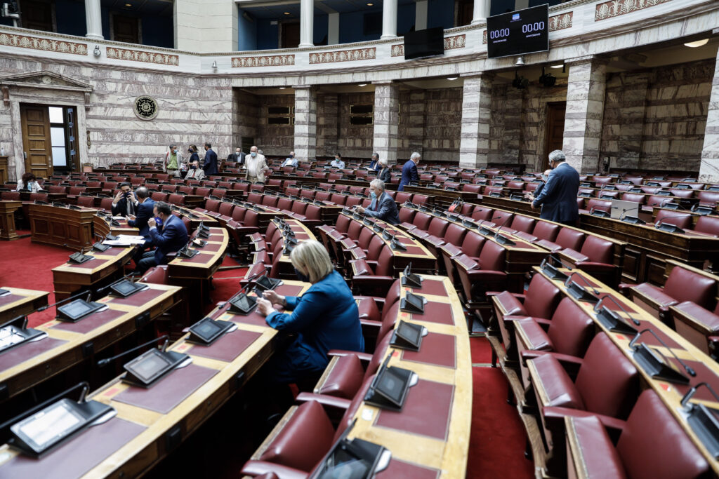 Θυελλώδης συνεδρίαση στη Βουλή για την άρση ασυλίας δύο βουλευτών που συμμετείχαν σε πανηγύρια το καλοκαίρι  - Media