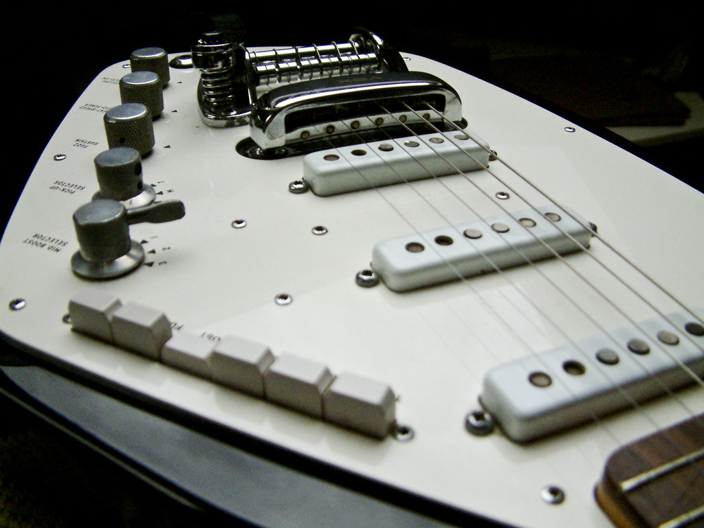 Η κιθάρα του Ίαν Κέρτις των Joy Division πωλήθηκε έναντι 211.513 δολαρίων σε δημοπρασία - Media